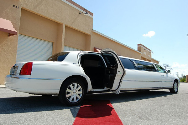 white lincoln limousine